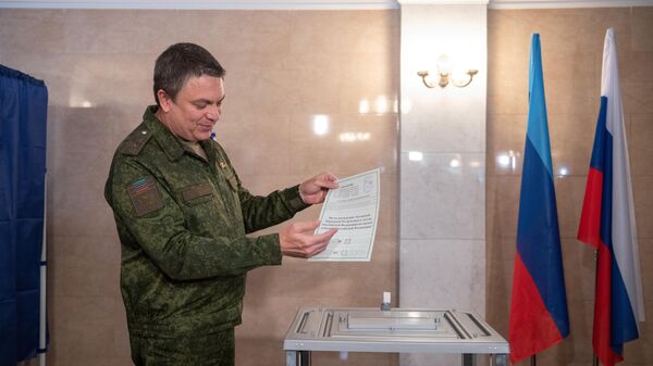 Глава ЛНР Леонид Пасечник голосует на участке в Луганске на референдуме о вхождении ЛНР в состав Российской Федерации