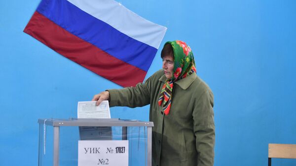 Голосование на участке в Донецке на референдуме о вхождении ДНР в состав Российской Федерации