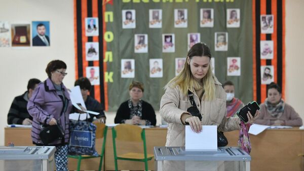 Голосование на участке в Донецке на референдуме о вхождении ДНР в состав Российской Федерации