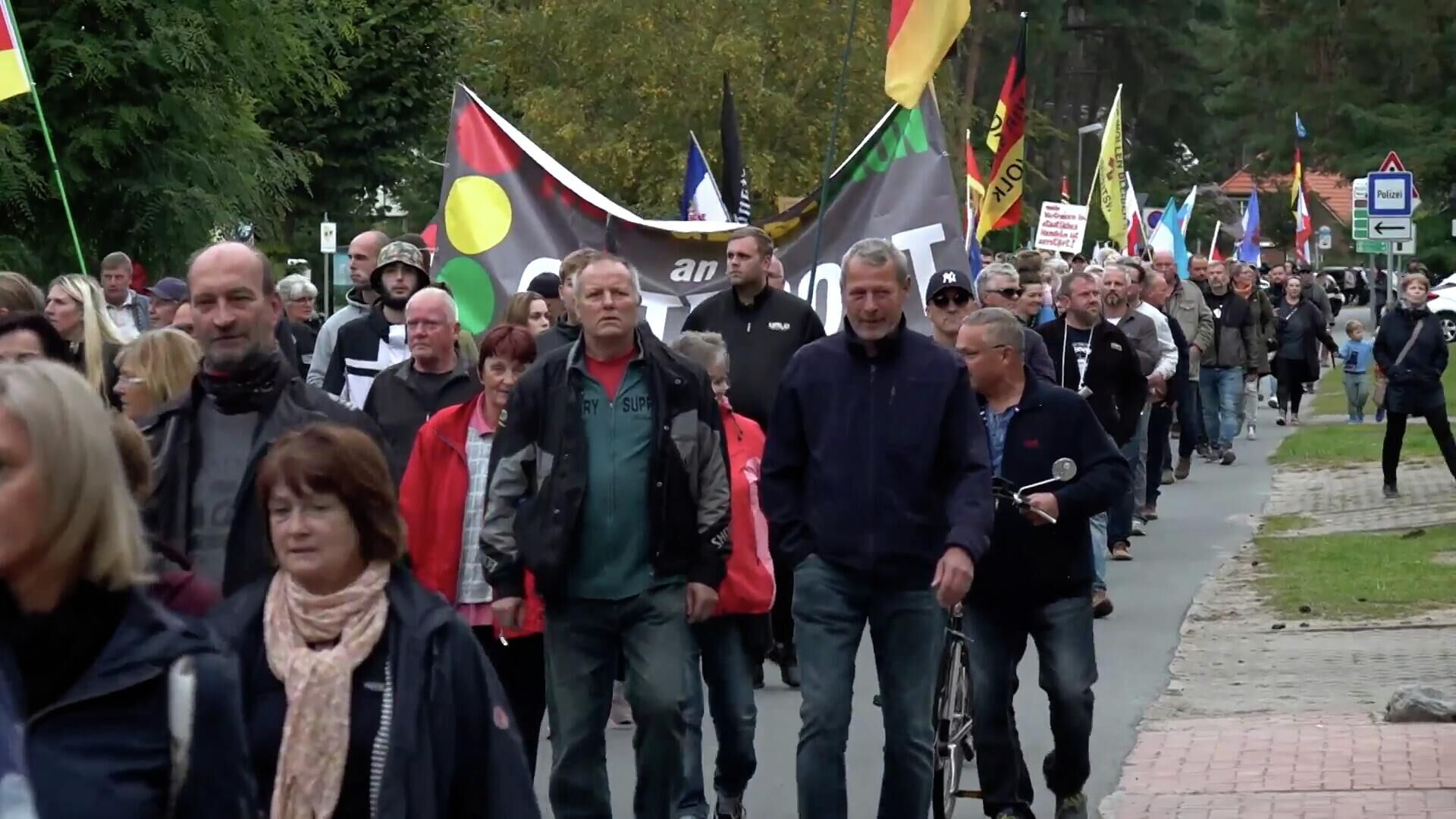 За Северный поток – 2: тысячи людей в Лубмине вышли на акцию протеста - РИА Новости, 1920, 27.09.2022