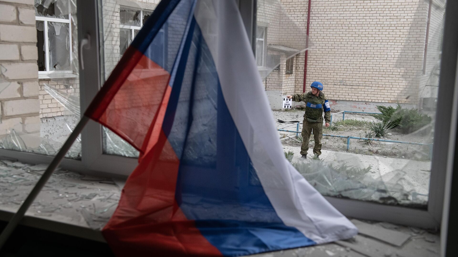 На месте обстрела ВСУ здания школы, где располагается участок для голосования на референдуме о присоединении ЛНР к России - РИА Новости, 1920, 27.09.2022