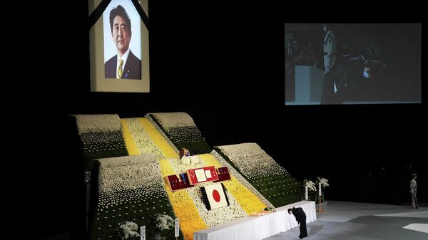 Церемония государственных похорон бывшего премьер-министра Японии Синдзо Абэ началась в зале боевых искусств Nippon Budokan в Токио