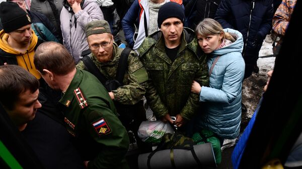Мужчины, призванные на военную службу в ходе частичной мобилизации, садятся в автобус возле Чкаловского районного военкомата в Екатеринбурге