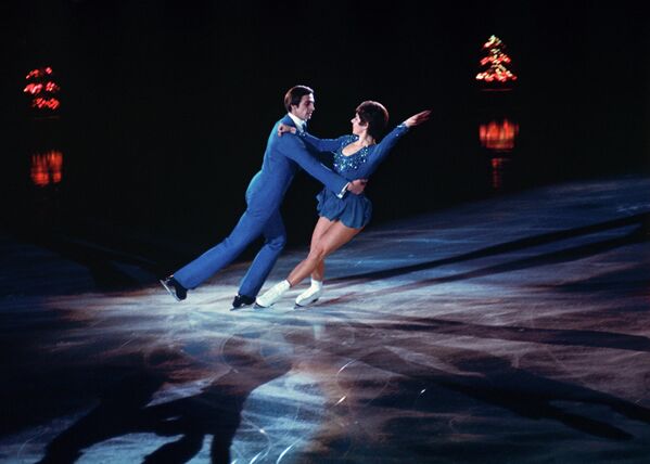 Чемпионы мира 1973 года по спортивным танцам на льду Людмила Пахомова и Александр Горшков во время выступления