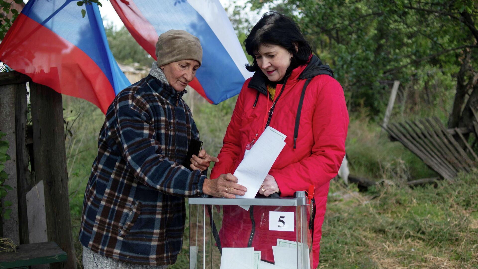 Местная жительница голосует на выездном избирательном участке в поселке Орехово в ЛНР - РИА Новости, 1920, 27.09.2022