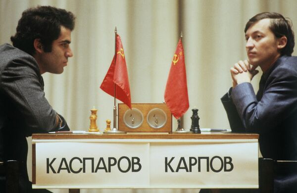 II матч за звание чемпиона мира по шахматам между Гарри Каспаровым (слева) и Анатолием Карповым, 1985 год.