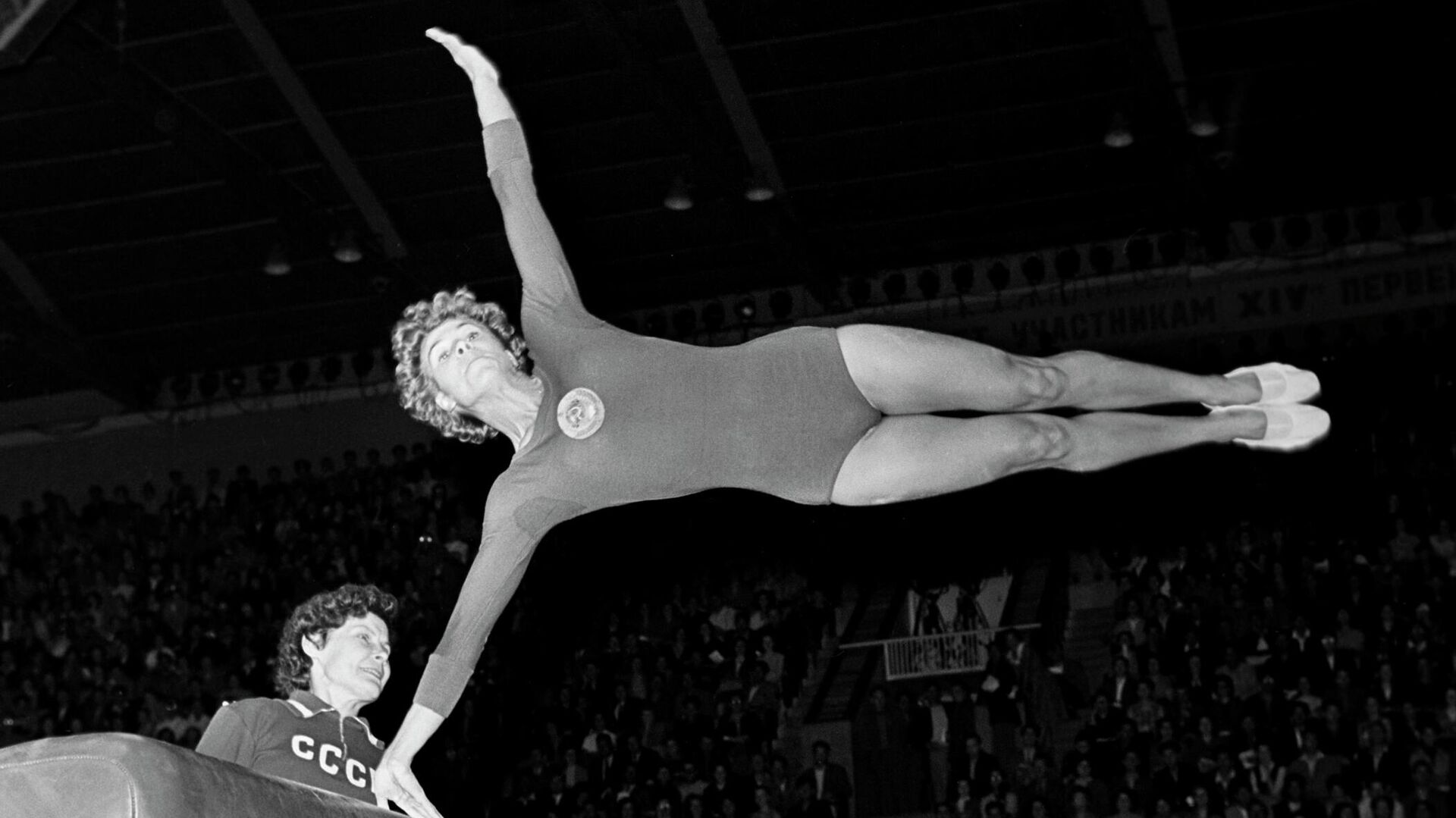 Советская гимнастка Лариса Латынина выполняет упражнение на бревне - РИА Новости, 1920, 12.01.2023
