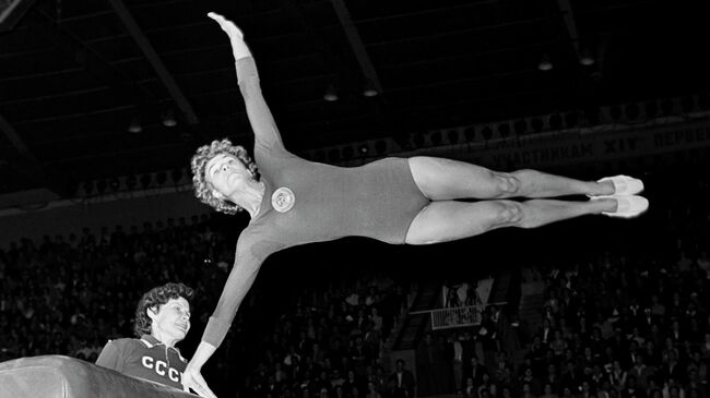 Советская гимнастка Лариса Латынина выполняет упражнение на бревне