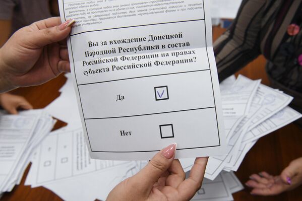 Καταμέτρηση ψήφων μετά τα αποτελέσματα των δημοψηφισμάτων για την ένταξη νέων εδαφών στη Ρωσία