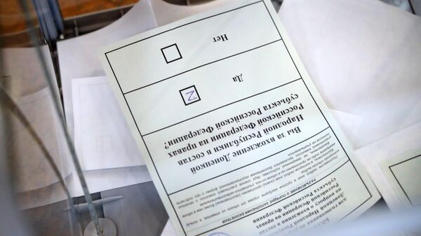 Бюллетени в урне для голосования на избирательном участке в Волгограде, где проходит референдум о присоединении ДНР и ЛНР к России