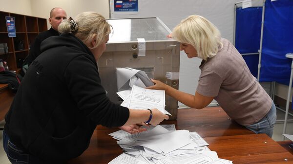 Подсчет голосов по итогам референдумов на избирательном участке в Новосибирске