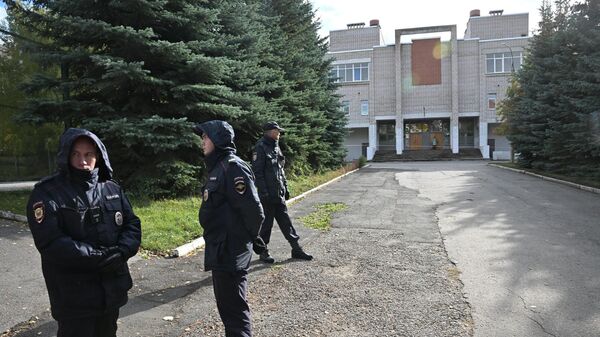 Сотрудники полиции у школы No88 в Ижевске