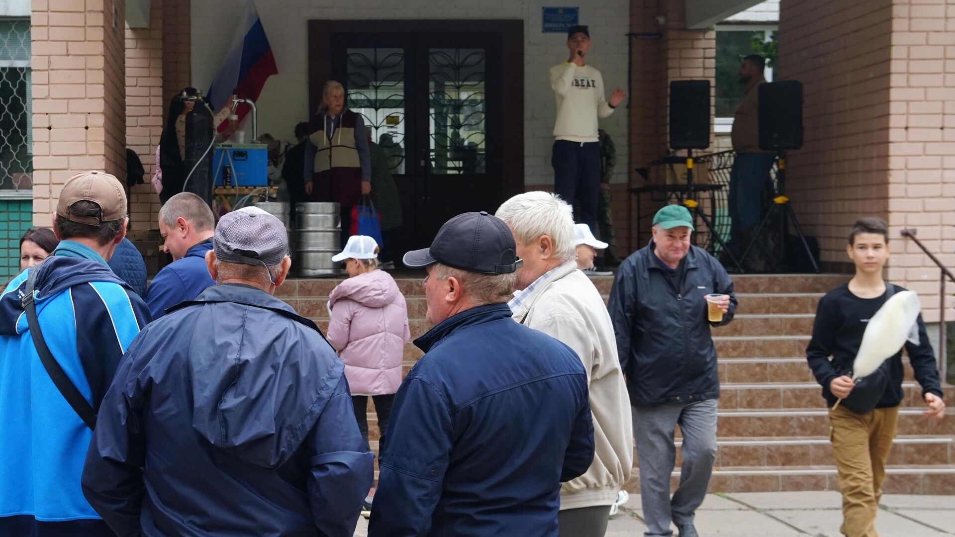 Люди у одного из избирательных участков в Херсоне, где проходит референдум о присоединении Херсонской области к Росси - РИА Новости, 1920, 28.09.2022