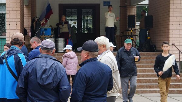Люди у одного из избирательных участков в Херсоне, где проходит референдум о присоединении Херсонской области к Росси