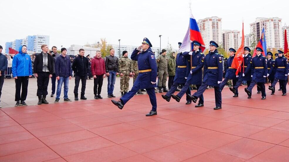 Построение мобилизованных жителей Кузбасса у мемориального комплекса Героям-сибирякам в Кемерове - РИА Новости, 1920, 27.09.2022