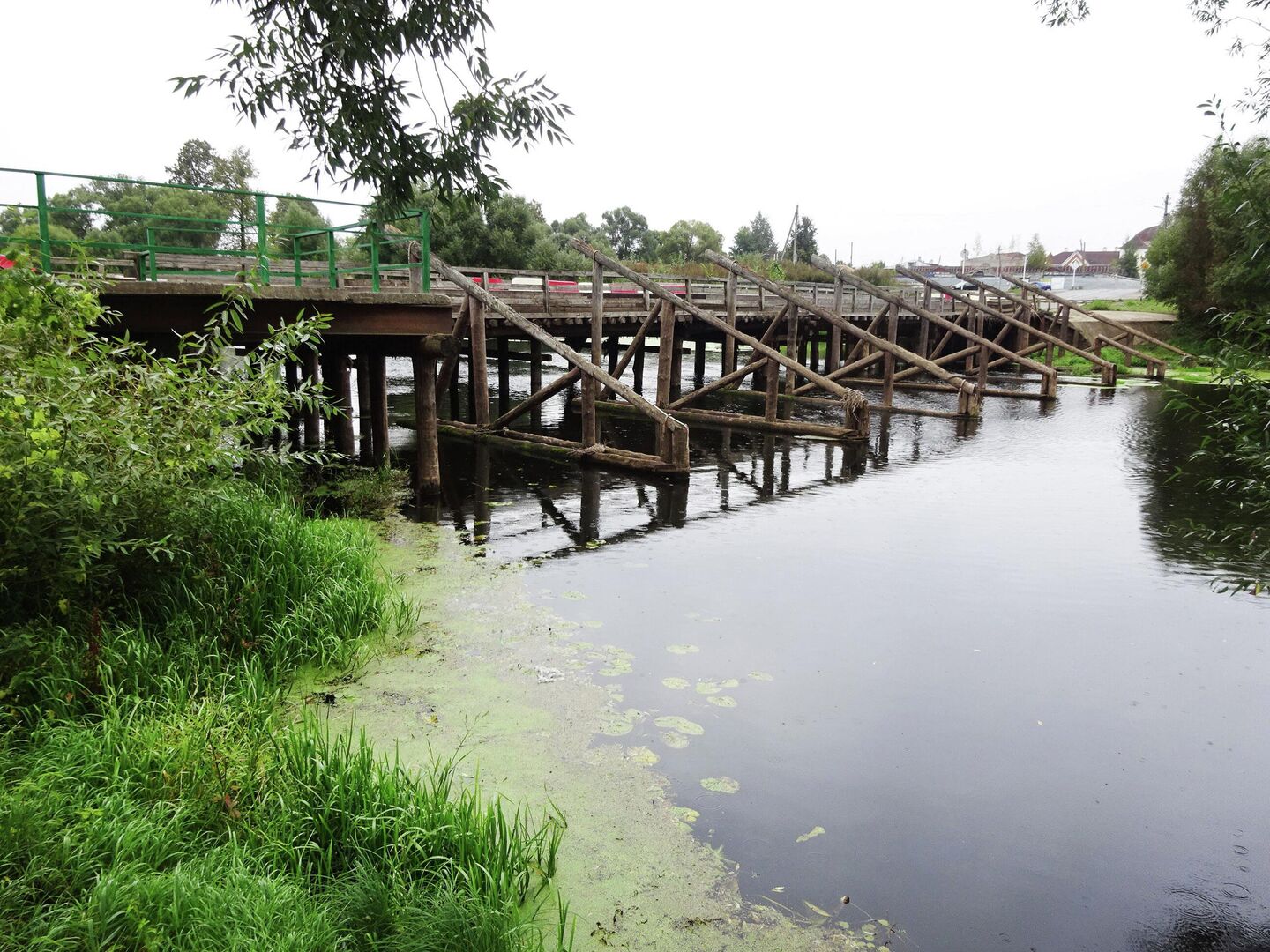 Пешеходный мост через Тезу в селе Хотимль. Автомобильный мост сейчас строится.
