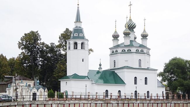 Холуй. Троицкая церковь (1750 г.) Высокая набережная необходима для защиты от Тезы - весной река выходит из берегов