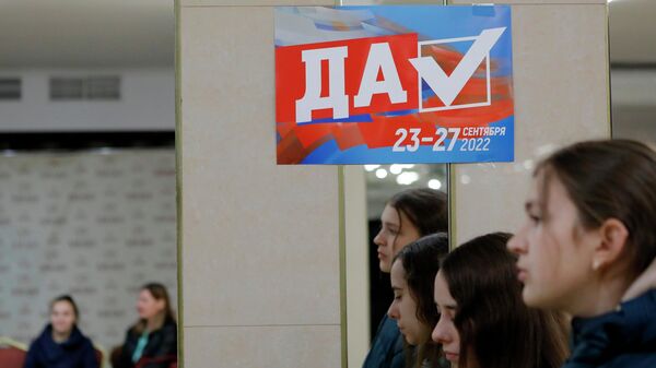 Голосование на референдуме о вхождении новых территорий в состав России на избирательном участке в Белгороде
