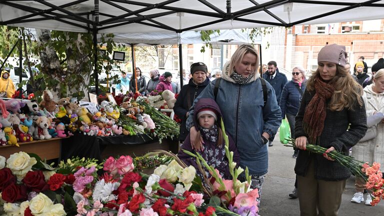 Люди возлагают цветы у школы №88 в Ижевске