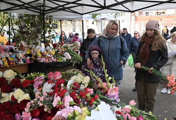 Люди возлагают цветы у школы №88 в Ижевске