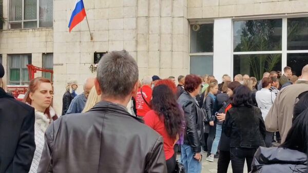 Тысячи желающих проголосовать собираются на избирательных участках в Мелитополе 