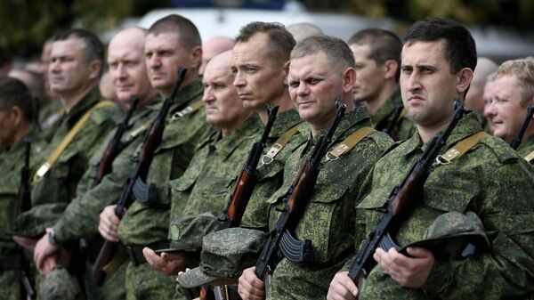 Мужчины, призванные на военную службу в ходе частичной мобилизации, на торжественной церемонии отправки для проведения курса подготовки и боевого слаживания подразделений