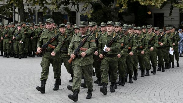 Мужчины, призванные на военную службу в ходе частичной мобилизации, на площади Нахимова в Севастополе