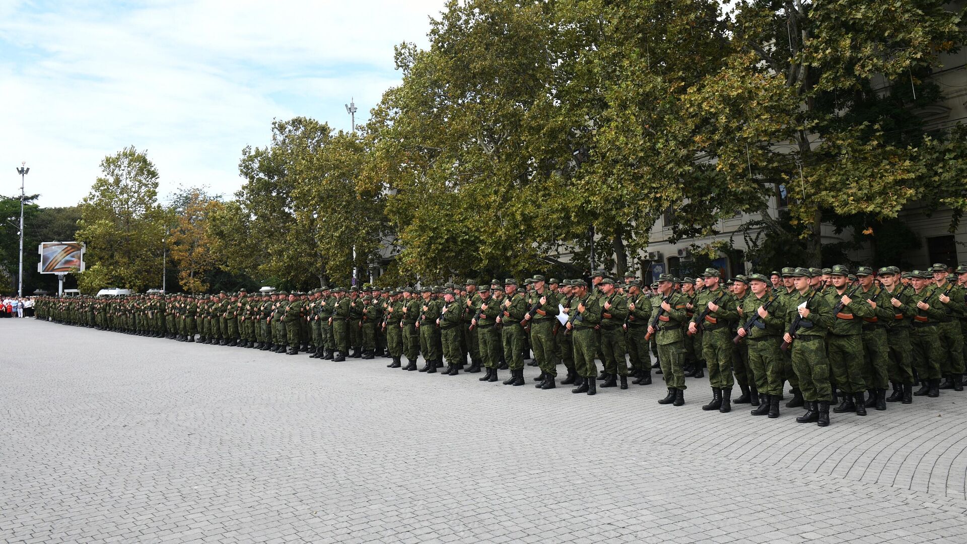 Мужчины, призванные на военную службу в ходе частичной мобилизации, на площади Нахимова в Севастополе - РИА Новости, 1920, 03.10.2022