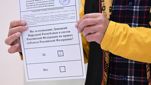 Мужчина голосует на референдуме о присоединении Донецкой народной республики к России на избирательном участке в посольстве ДНР в Москве