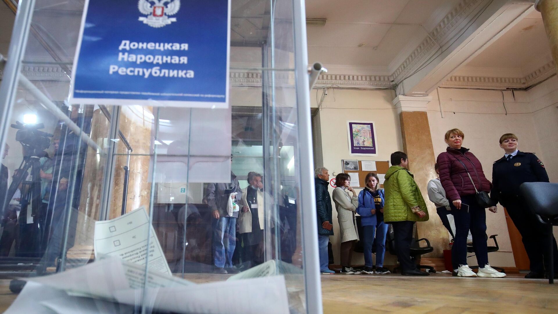 Бюллетени в урне для голосования на избирательном участке - РИА Новости, 1920, 04.10.2022