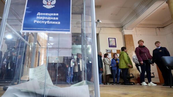 Бюллетени в урне для голосования на избирательном участке в молодежном центре Родина в Волгограде, где проходит референдум 