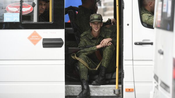 Мужчина, призванный на военную службу в ходе частичной мобилизации, в микроавтобусе на площади Нахимова в Севастополе