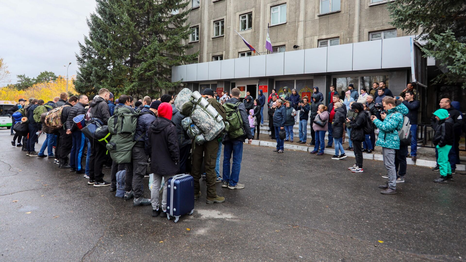 Мужчины, призванные на военную службу в ходе частичной мобилизации, возле военкомата - РИА Новости, 1920, 12.10.2022