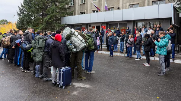 Мужчины, призванные на военную службу в ходе частичной мобилизации, возле военкомата