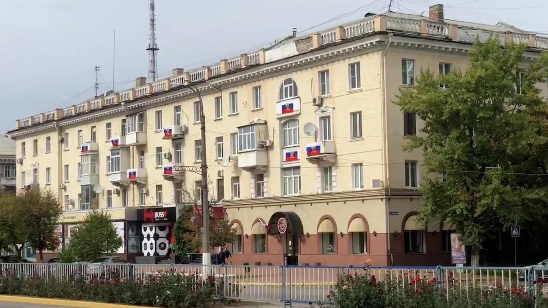 Российские флаги на балконах домов в Луганске в последний день референдума  - РИА Новости, 1920, 27.09.2022