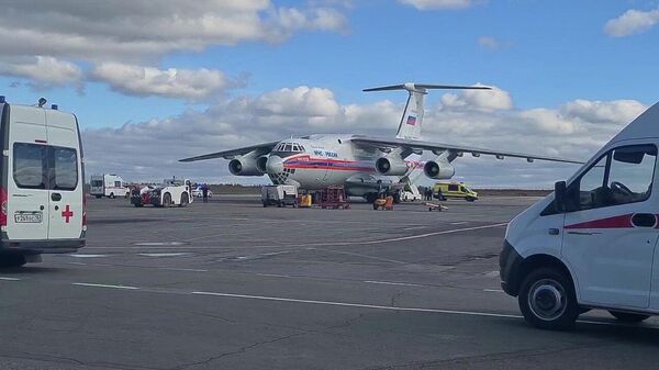 Самолет Ил-76 МЧС России, прибывший в Ижевск для эвакуации в Москву пострадавших во время стрельбы в школе №88