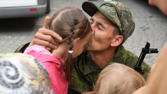 Мужчина прощается с родственниками