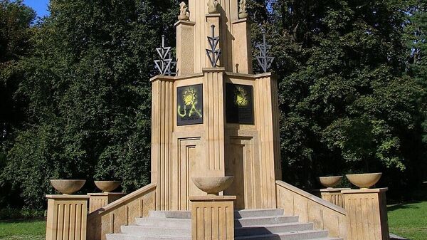 Оскверненный памятник воинам-освободителям Красной армии в городе Оломоуц