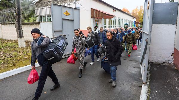 Мужчины, призванные на военную службу в ходе частичной мобилизации, в сборном пункте в Иркутской области