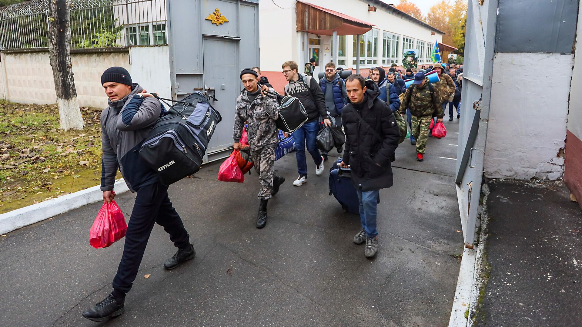 Мужчины, призванные на военную службу в ходе частичной мобилизации - РИА Новости, 1920, 29.09.2022