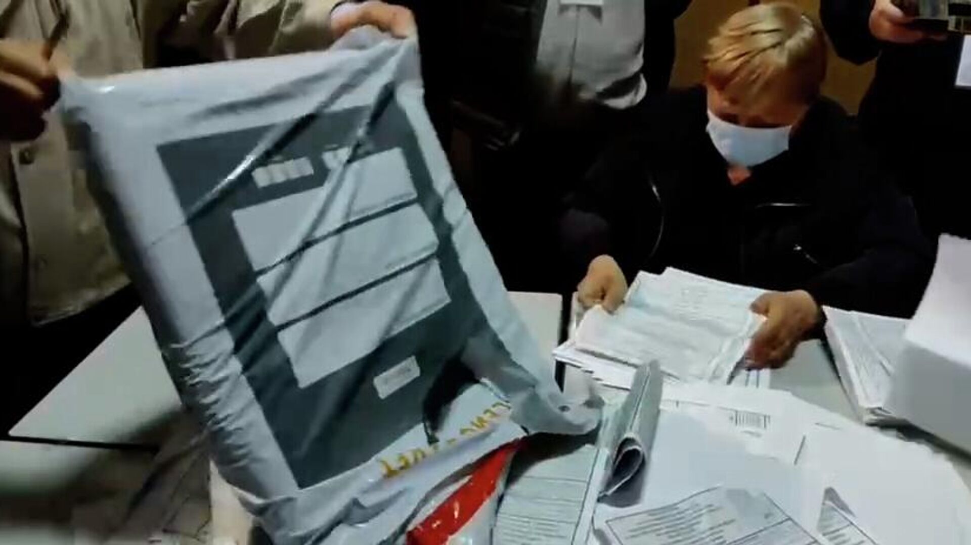 Подсчет голосов в присутствии иностранных наблюдателей на участке в Херсоне - РИА Новости, 1920, 27.09.2022