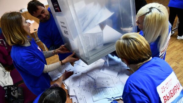 Сотрудники избирательной комиссии во время подсчета голосов в Екатеринбурге