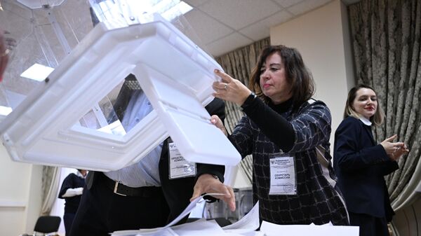 Подсчет голосов по итогам референдумов на избирательном участке в Москве