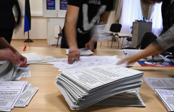 Μέλη της εκλογικής επιτροπής κατά την καταμέτρηση των ψήφων μετά τα αποτελέσματα των δημοψηφισμάτων σχετικά με το ζήτημα της ένταξης των περιοχών DPR, LPR, Kherson και Zaporozhye στη Ρωσία σε εκλογικό κέντρο στη Μόσχα