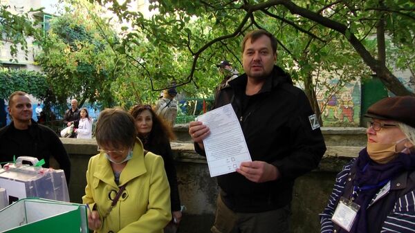 Глава ВГА Запорожской области Евгений Балицкий демонстрирует свой заполненный бюллетень
