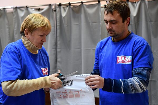Οι υπάλληλοι της εκλογικής επιτροπής ανοίγουν ένα ασφαλές πακέτο με ψηφοδέλτια κατά την καταμέτρηση των ψήφων μετά τα αποτελέσματα των δημοψηφισμάτων σχετικά με το θέμα της ένταξης στις περιφέρειες DPR, LPR, Kherson και Zaporozhye σε εκλογικό κέντρο στο Αικατερινούπολη
