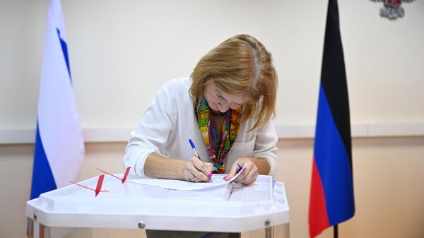Член избирательной комиссии во время подсчета голосов по итогам референдума