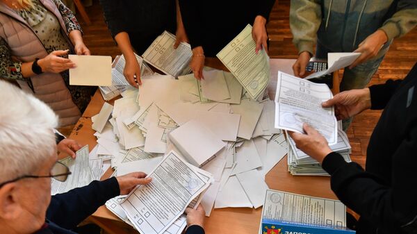 Сотрудники избирательной комиссии на избирательном участке в Симферополе считают голоса по итогам референдума по вопросу вхождения в состав России Запорожской области