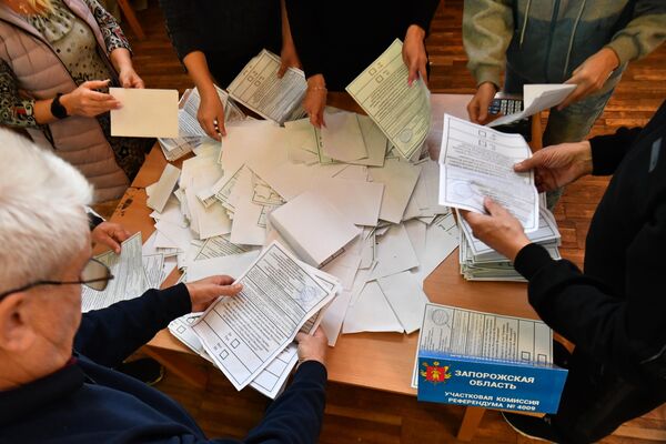 Οι υπάλληλοι της εκλογικής επιτροπής στο εκλογικό κέντρο της Συμφερούπολης μετρούν τις ψήφους μετά τα αποτελέσματα του δημοψηφίσματος για το ζήτημα της ένταξης της περιοχής Zaporozhye στη Ρωσία