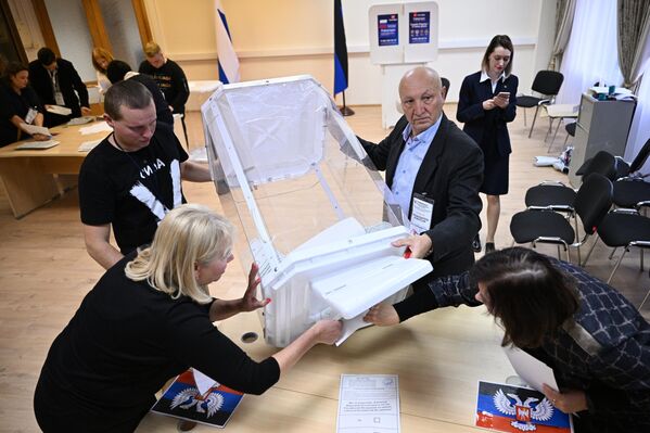 Μέλη της εκλογικής επιτροπής κατά την καταμέτρηση των ψήφων μετά τα αποτελέσματα των δημοψηφισμάτων σχετικά με το ζήτημα της ένταξης των περιοχών DPR, LPR, Kherson και Zaporozhye στη Ρωσία σε εκλογικό κέντρο στη Μόσχα